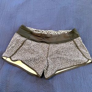 Lululemon black and white shorts Sz 10 w/ liner, 4 in inseam GUC
